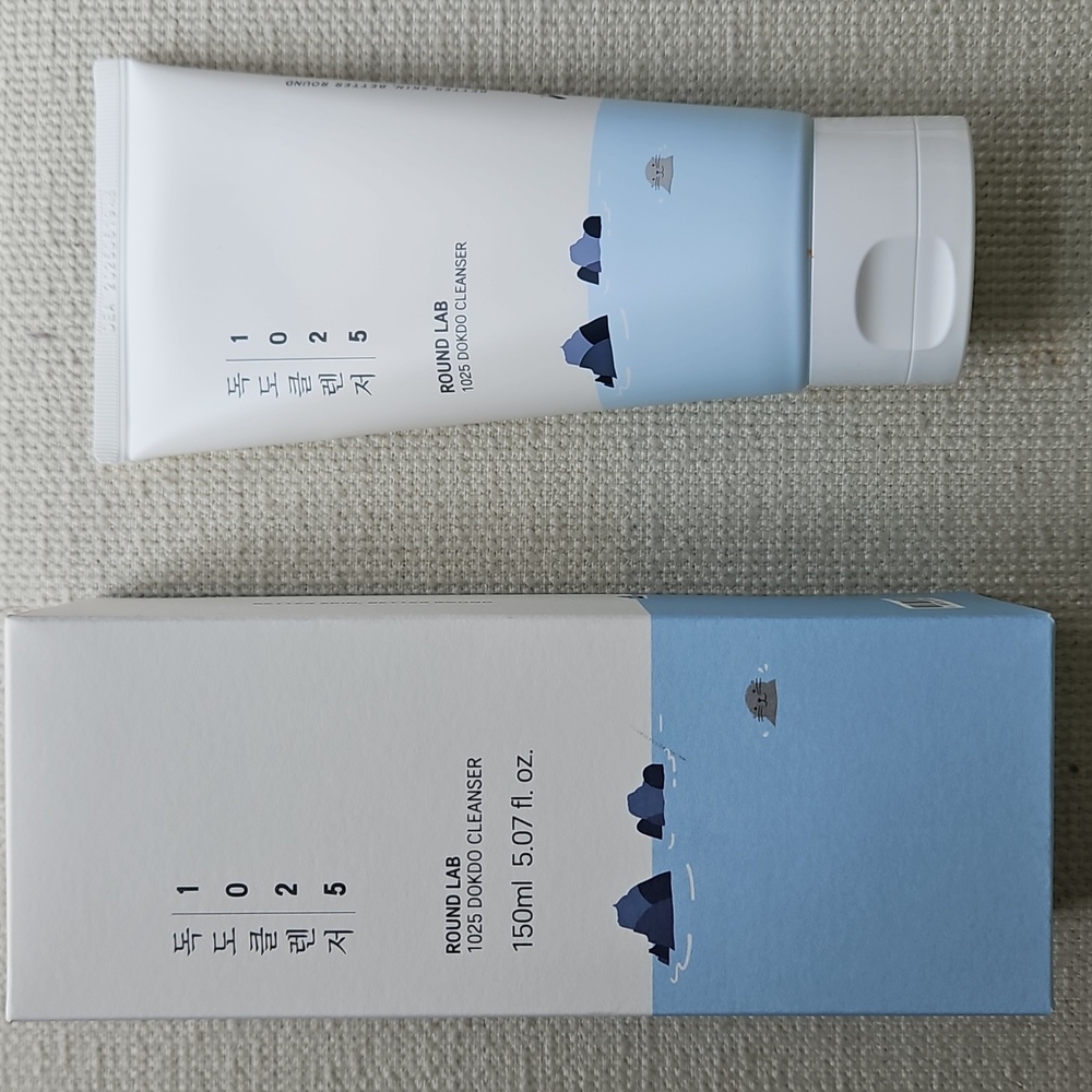 1025 Dokdo Cleanser - White and Blue